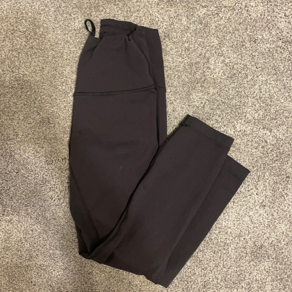 Black lululemon cropped leggings